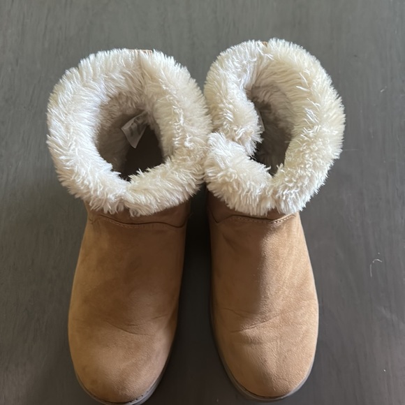 🌖 Cat & Jack size 8 tan faux suede faux fur trimmed ankle boot - Picture 3 of 8